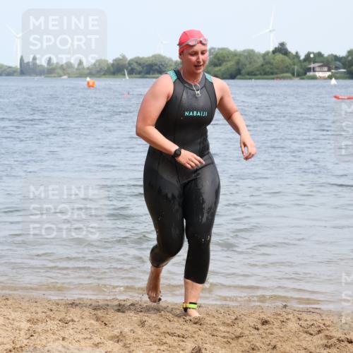 15.06.2025 - 27. Vierlanden-Triathlon Lena Gebhardt http://msf.ph/oto/8035813 15.06.2025 11:24:49 Schwimmen 935, 981 meine-sportfotos.de