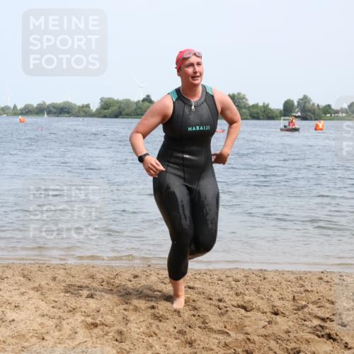 15.06.2025 - 27. Vierlanden-Triathlon Lena Gebhardt http://msf.ph/oto/8035814 15.06.2025 11:24:50 Schwimmen 935, 981 meine-sportfotos.de