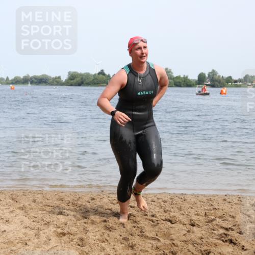 15.06.2025 - 27. Vierlanden-Triathlon Lena Gebhardt http://msf.ph/oto/8035815 15.06.2025 11:24:50 Schwimmen 935, 981 meine-sportfotos.de