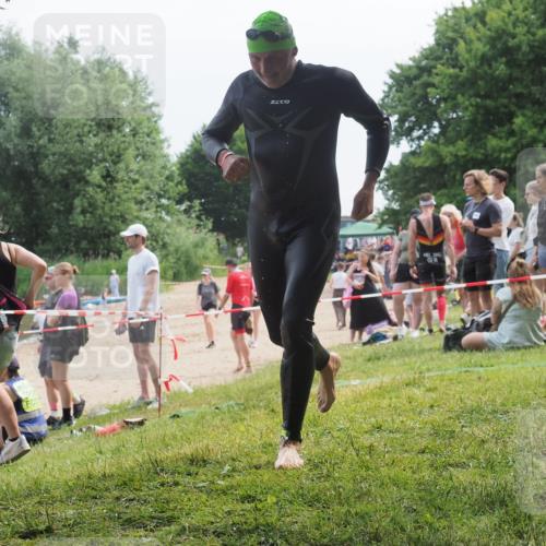 15.06.2025 - 27. Vierlanden-Triathlon KatJ http://msf.ph/oto/8035817 15.06.2025 11:20:38 Schwimmen 838, 969, 1400 meine-sportfotos.de