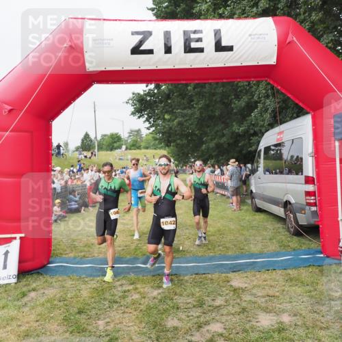 21.06.2025 - 27. Vierlanden-Triathlon MichiJ http://msf.ph/oto/8035819 15.06.2026 13:02:18 Ziel 755, 1009, 1039, 1041, 1042, 1043 meine-sportfotos.de