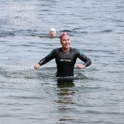 15.06.2025 - 27. Vierlanden-Triathlon Lena Gebhardt http://msf.ph/oto/8035821 15.06.2025 11:26:36 Schwimmen  meine-sportfotos.de
