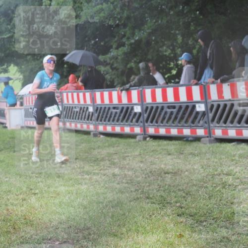 21.06.2025 - 27. Vierlanden-Triathlon KatJ http://msf.ph/oto/8035823 15.06.2025 13:52:45 Ziel 913 meine-sportfotos.de