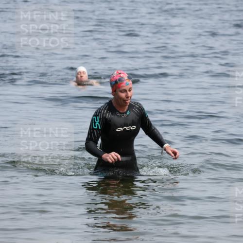 15.06.2025 - 27. Vierlanden-Triathlon Lena Gebhardt http://msf.ph/oto/8035826 15.06.2025 11:26:37 Schwimmen  meine-sportfotos.de