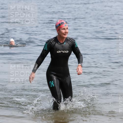 15.06.2025 - 27. Vierlanden-Triathlon Lena Gebhardt http://msf.ph/oto/8035828 15.06.2025 11:26:42 Schwimmen 900 meine-sportfotos.de