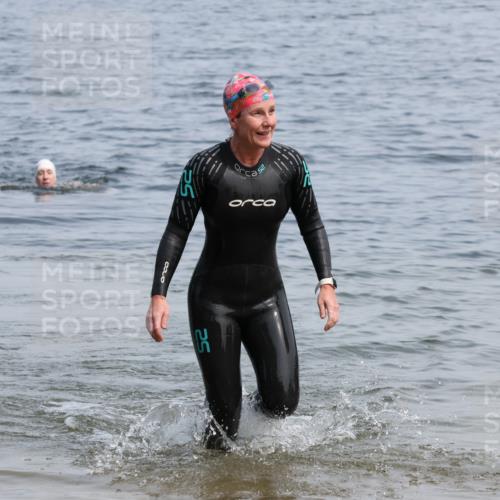 15.06.2025 - 27. Vierlanden-Triathlon Lena Gebhardt http://msf.ph/oto/8035829 15.06.2025 11:26:42 Schwimmen 900 meine-sportfotos.de