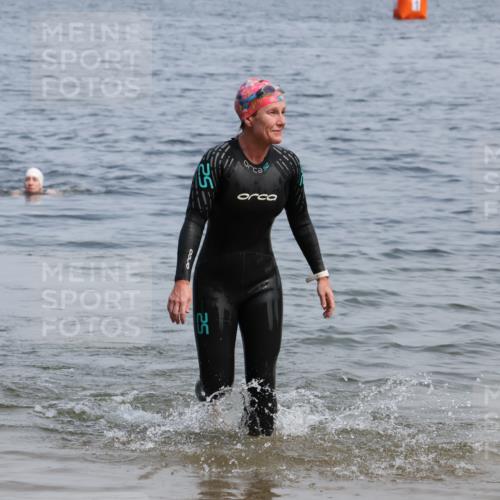 15.06.2025 - 27. Vierlanden-Triathlon Lena Gebhardt http://msf.ph/oto/8035830 15.06.2025 11:26:42 Schwimmen 900 meine-sportfotos.de