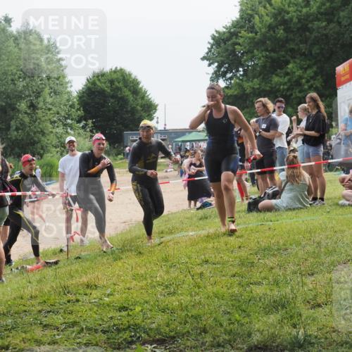 15.06.2025 - 27. Vierlanden-Triathlon KatJ http://msf.ph/oto/8035832 15.06.2025 11:20:45 Schwimmen 879, 924, 936, 941, 969, 1400 meine-sportfotos.de