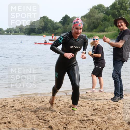 15.06.2025 - 27. Vierlanden-Triathlon Lena Gebhardt http://msf.ph/oto/8035836 15.06.2025 11:26:48 Schwimmen 900 meine-sportfotos.de