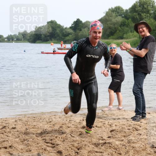 15.06.2025 - 27. Vierlanden-Triathlon Lena Gebhardt http://msf.ph/oto/8035838 15.06.2025 11:26:48 Schwimmen 900 meine-sportfotos.de