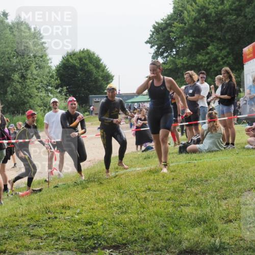 15.06.2025 - 27. Vierlanden-Triathlon KatJ http://msf.ph/oto/8035839 15.06.2025 11:20:45 Schwimmen 879, 924, 936, 941, 969, 1400 meine-sportfotos.de