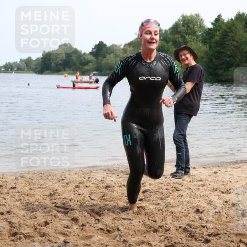 15.06.2025 - 27. Vierlanden-Triathlon Lena Gebhardt http://msf.ph/oto/8035843 15.06.2025 11:26:48 Schwimmen 900 meine-sportfotos.de