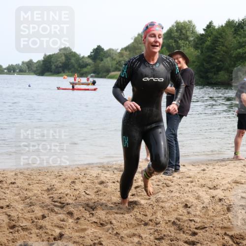 15.06.2025 - 27. Vierlanden-Triathlon Lena Gebhardt http://msf.ph/oto/8035845 15.06.2025 11:26:48 Schwimmen 900 meine-sportfotos.de