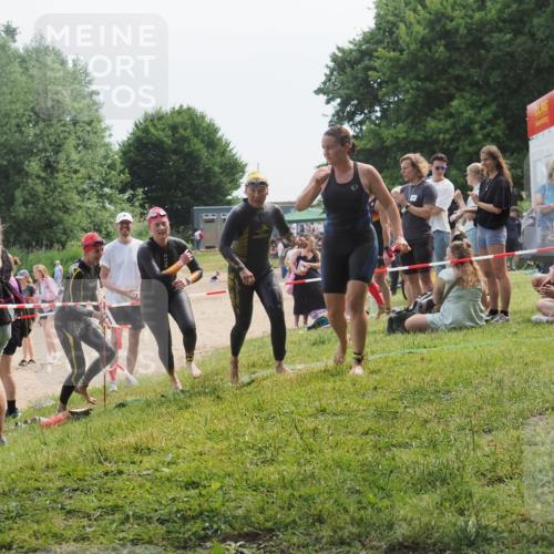 15.06.2025 - 27. Vierlanden-Triathlon KatJ http://msf.ph/oto/8035847 15.06.2025 11:20:45 Schwimmen 879, 924, 936, 941, 969, 1400 meine-sportfotos.de