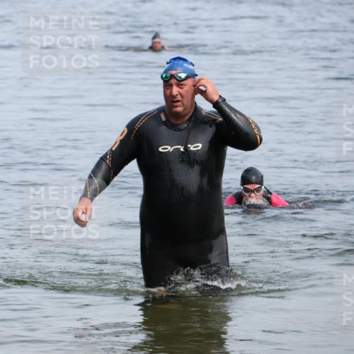 15.06.2025 - 27. Vierlanden-Triathlon Lena Gebhardt http://msf.ph/oto/8035850 15.06.2025 11:26:54 Schwimmen 900 meine-sportfotos.de