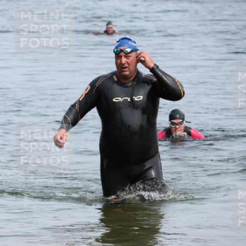 15.06.2025 - 27. Vierlanden-Triathlon Lena Gebhardt http://msf.ph/oto/8035851 15.06.2025 11:26:54 Schwimmen 900 meine-sportfotos.de