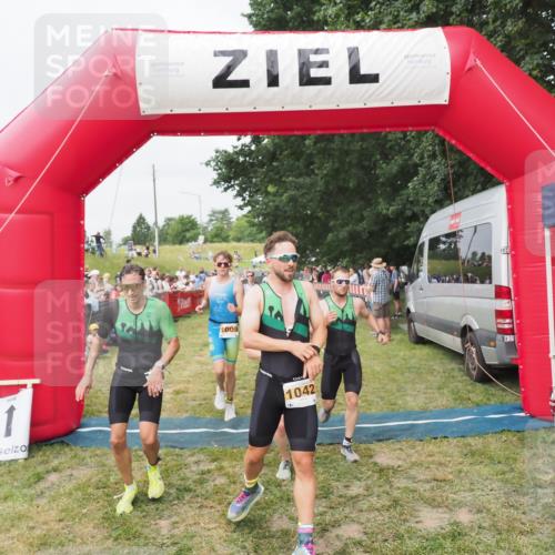 21.06.2025 - 27. Vierlanden-Triathlon MichiJ http://msf.ph/oto/8035855 15.06.2026 13:02:19 Ziel 755, 1009, 1039, 1041, 1042, 1043 meine-sportfotos.de