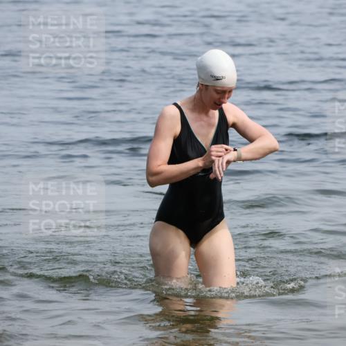 15.06.2025 - 27. Vierlanden-Triathlon Lena Gebhardt http://msf.ph/oto/8035856 15.06.2025 11:27:00 Schwimmen 961 meine-sportfotos.de