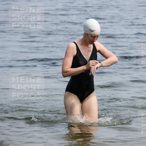 15.06.2025 - 27. Vierlanden-Triathlon Lena Gebhardt http://msf.ph/oto/8035859 15.06.2025 11:27:00 Schwimmen 961 meine-sportfotos.de