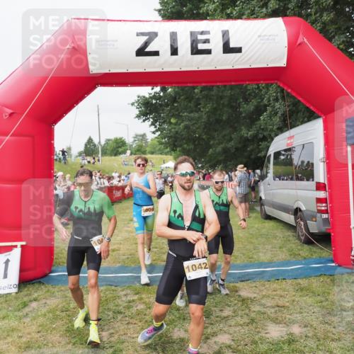 21.06.2025 - 27. Vierlanden-Triathlon MichiJ http://msf.ph/oto/8035861 15.06.2026 13:02:19 Ziel 755, 1009, 1039, 1041, 1042, 1043 meine-sportfotos.de