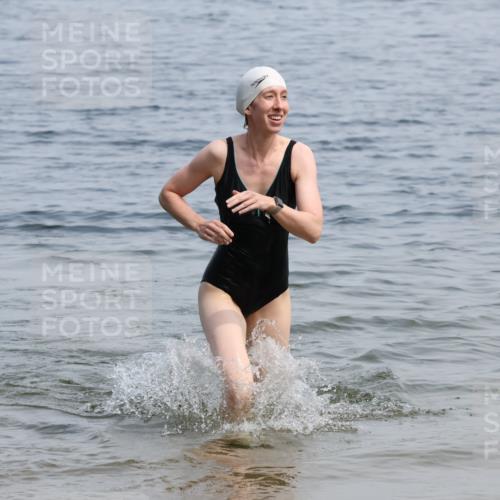 15.06.2025 - 27. Vierlanden-Triathlon Lena Gebhardt http://msf.ph/oto/8035866 15.06.2025 11:27:01 Schwimmen 886, 961 meine-sportfotos.de