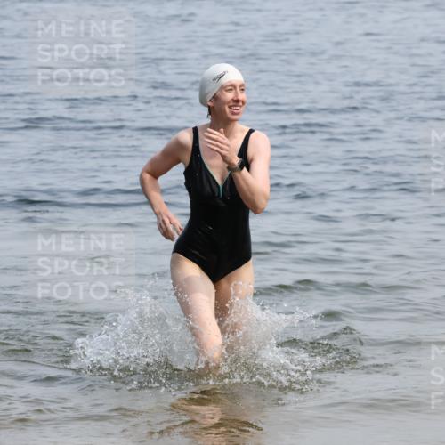15.06.2025 - 27. Vierlanden-Triathlon Lena Gebhardt http://msf.ph/oto/8035867 15.06.2025 11:27:01 Schwimmen 886, 961 meine-sportfotos.de