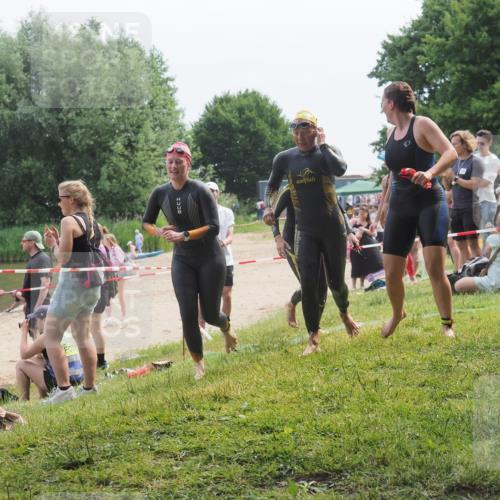 15.06.2025 - 27. Vierlanden-Triathlon KatJ http://msf.ph/oto/8035870 15.06.2025 11:20:46 Schwimmen 879, 924, 936, 941, 969, 1400 meine-sportfotos.de