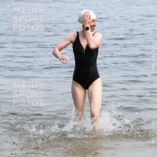 15.06.2025 - 27. Vierlanden-Triathlon Lena Gebhardt http://msf.ph/oto/8035872 15.06.2025 11:27:02 Schwimmen 886, 961 meine-sportfotos.de