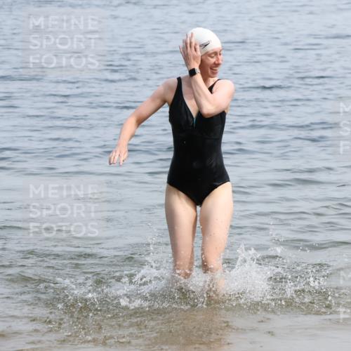 15.06.2025 - 27. Vierlanden-Triathlon Lena Gebhardt http://msf.ph/oto/8035876 15.06.2025 11:27:02 Schwimmen 886, 961 meine-sportfotos.de