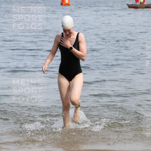 15.06.2025 - 27. Vierlanden-Triathlon Lena Gebhardt http://msf.ph/oto/8035882 15.06.2025 11:27:02 Schwimmen 886, 961 meine-sportfotos.de