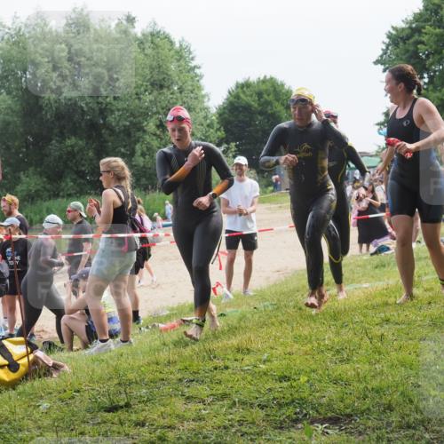 15.06.2025 - 27. Vierlanden-Triathlon KatJ http://msf.ph/oto/8035883 15.06.2025 11:20:47 Schwimmen 879, 924, 936, 941, 1400 meine-sportfotos.de