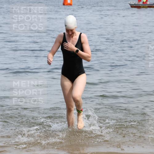 15.06.2025 - 27. Vierlanden-Triathlon Lena Gebhardt http://msf.ph/oto/8035888 15.06.2025 11:27:03 Schwimmen 886, 961 meine-sportfotos.de