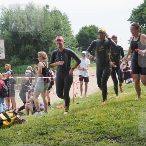 15.06.2025 - 27. Vierlanden-Triathlon KatJ http://msf.ph/oto/8035889 15.06.2025 11:20:47 Schwimmen 879, 924, 936, 941, 1400 meine-sportfotos.de