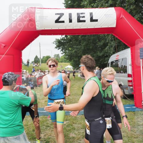 21.06.2025 - 27. Vierlanden-Triathlon MichiJ http://msf.ph/oto/8035894 15.06.2026 13:02:20 Ziel 755, 1009, 1039, 1041, 1042, 1043 meine-sportfotos.de