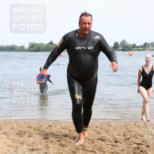 15.06.2025 - 27. Vierlanden-Triathlon Lena Gebhardt http://msf.ph/oto/8035896 15.06.2025 11:27:04 Schwimmen 886, 961 meine-sportfotos.de
