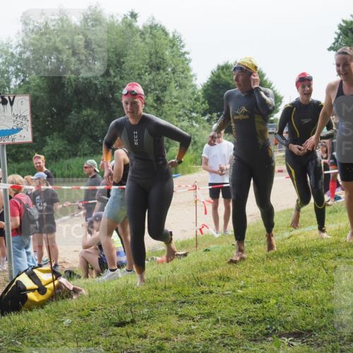 15.06.2025 - 27. Vierlanden-Triathlon KatJ http://msf.ph/oto/8035900 15.06.2025 11:20:47 Schwimmen 879, 924, 936, 941, 1400 meine-sportfotos.de