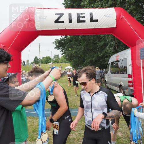 21.06.2025 - 27. Vierlanden-Triathlon MichiJ http://msf.ph/oto/8035902 15.06.2026 13:02:24 Ziel 73, 727, 755, 1009, 1039, 1041, 1042, 1043 meine-sportfotos.de
