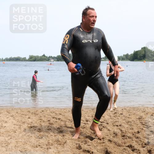 15.06.2025 - 27. Vierlanden-Triathlon Lena Gebhardt http://msf.ph/oto/8035904 15.06.2025 11:27:06 Schwimmen 886, 961 meine-sportfotos.de