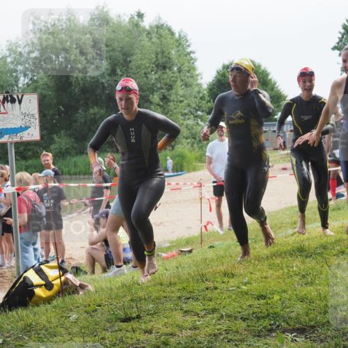 15.06.2025 - 27. Vierlanden-Triathlon KatJ http://msf.ph/oto/8035907 15.06.2025 11:20:47 Schwimmen 879, 924, 936, 941, 1400 meine-sportfotos.de