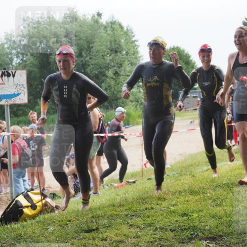 15.06.2025 - 27. Vierlanden-Triathlon KatJ http://msf.ph/oto/8035912 15.06.2025 11:20:48 Schwimmen 879, 892, 924, 936, 941, 1400 meine-sportfotos.de