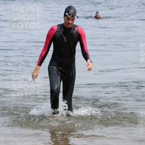 15.06.2025 - 27. Vierlanden-Triathlon Lena Gebhardt http://msf.ph/oto/8035915 15.06.2025 11:27:07 Schwimmen 884, 886, 961 meine-sportfotos.de