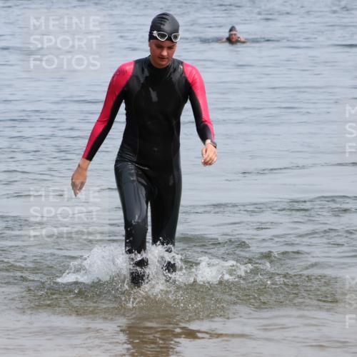 15.06.2025 - 27. Vierlanden-Triathlon Lena Gebhardt http://msf.ph/oto/8035918 15.06.2025 11:27:08 Schwimmen 884, 886, 961 meine-sportfotos.de