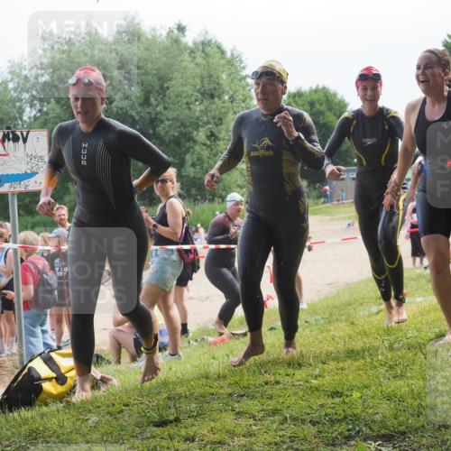 15.06.2025 - 27. Vierlanden-Triathlon KatJ http://msf.ph/oto/8035919 15.06.2025 11:20:48 Schwimmen 879, 892, 924, 936, 941, 1400 meine-sportfotos.de