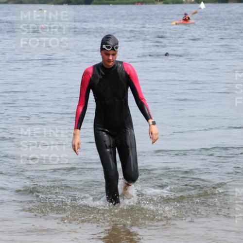 15.06.2025 - 27. Vierlanden-Triathlon Lena Gebhardt http://msf.ph/oto/8035922 15.06.2025 11:27:08 Schwimmen 884, 886, 961 meine-sportfotos.de