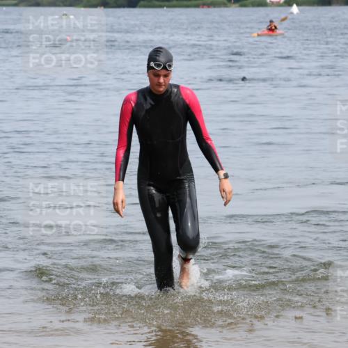 15.06.2025 - 27. Vierlanden-Triathlon Lena Gebhardt http://msf.ph/oto/8035927 15.06.2025 11:27:08 Schwimmen 884, 886, 961 meine-sportfotos.de