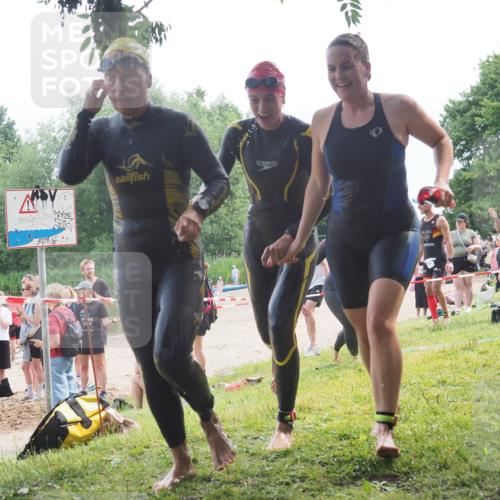 15.06.2025 - 27. Vierlanden-Triathlon KatJ http://msf.ph/oto/8035929 15.06.2025 11:20:49 Schwimmen 879, 892, 924, 936, 941, 1400 meine-sportfotos.de