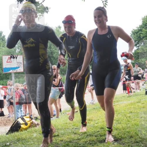 15.06.2025 - 27. Vierlanden-Triathlon KatJ http://msf.ph/oto/8035932 15.06.2025 11:20:49 Schwimmen 879, 892, 924, 936, 941, 1400 meine-sportfotos.de