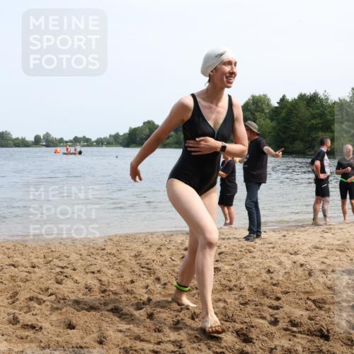 15.06.2025 - 27. Vierlanden-Triathlon Lena Gebhardt http://msf.ph/oto/8035934 15.06.2025 11:27:10 Schwimmen 884, 886, 961 meine-sportfotos.de