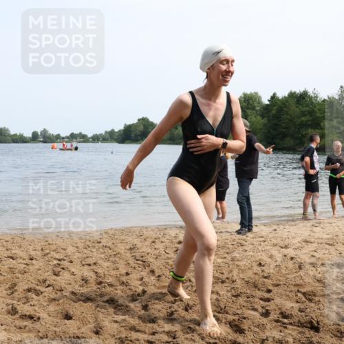 15.06.2025 - 27. Vierlanden-Triathlon Lena Gebhardt http://msf.ph/oto/8035939 15.06.2025 11:27:10 Schwimmen 884, 886, 961 meine-sportfotos.de