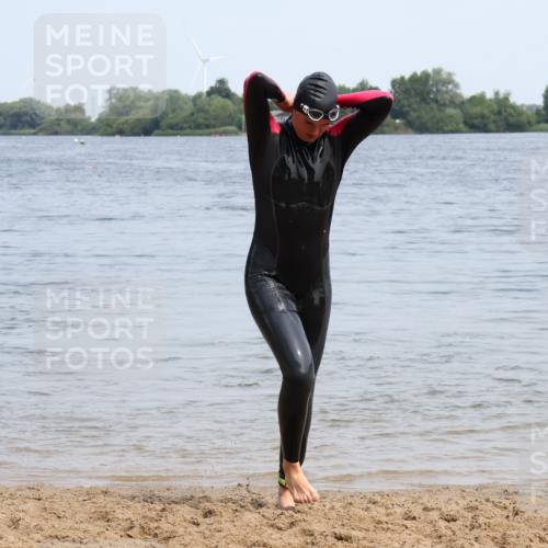 15.06.2025 - 27. Vierlanden-Triathlon Lena Gebhardt http://msf.ph/oto/8035944 15.06.2025 11:27:12 Schwimmen 884, 886, 961 meine-sportfotos.de